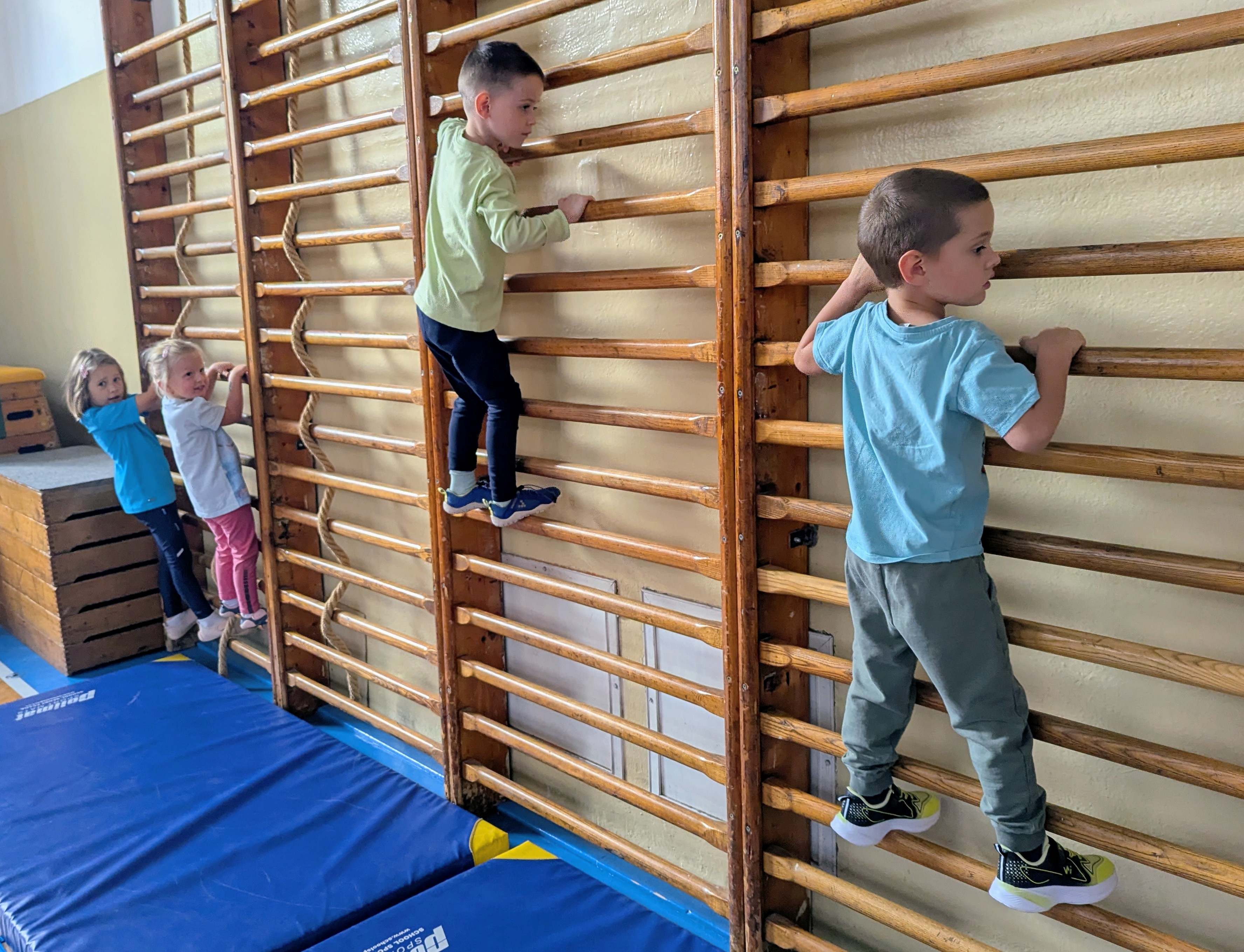 Cvičení v tělocvičně na ZŠ Máchovo nám.