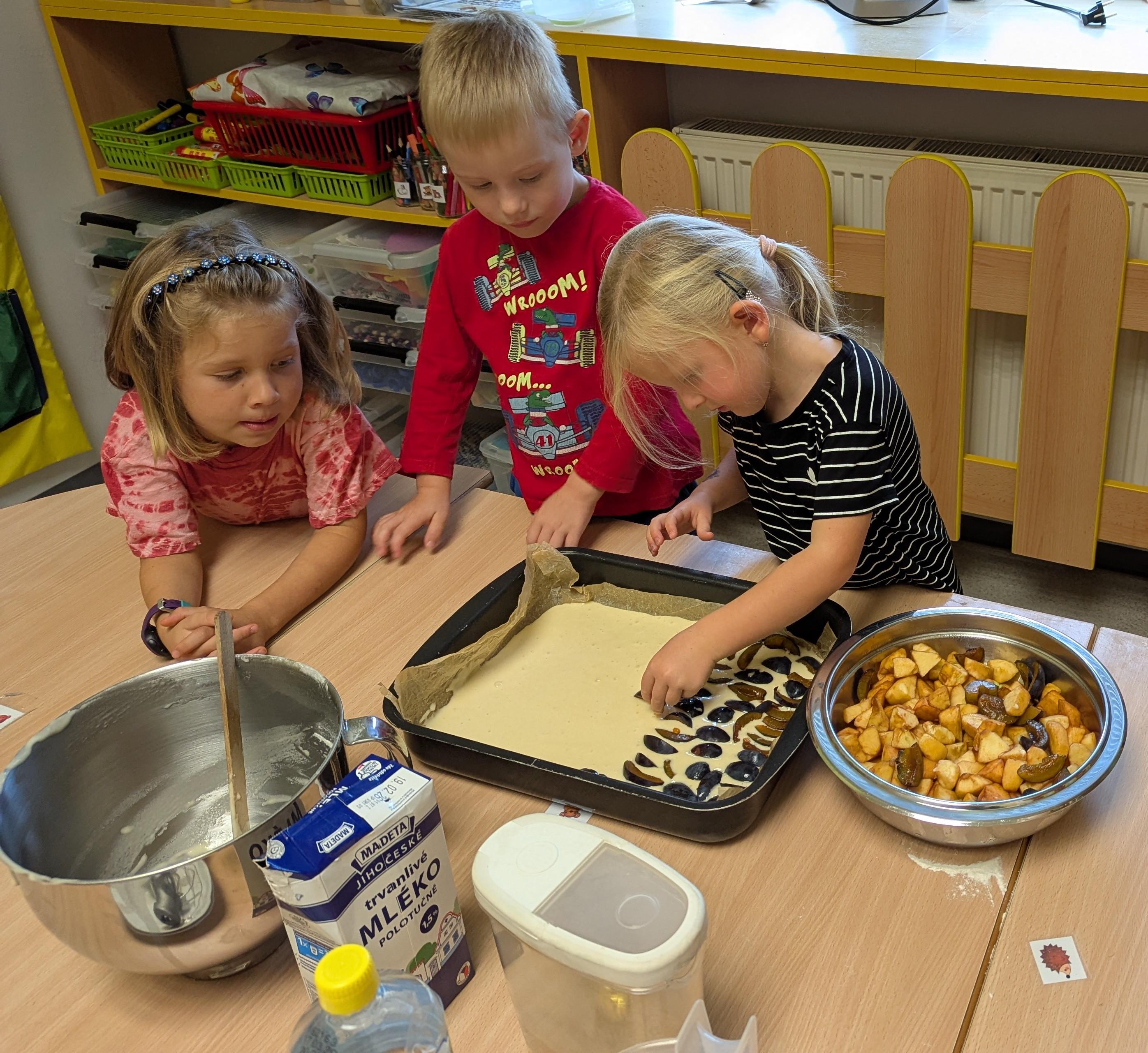 Pečení ovocného koláče