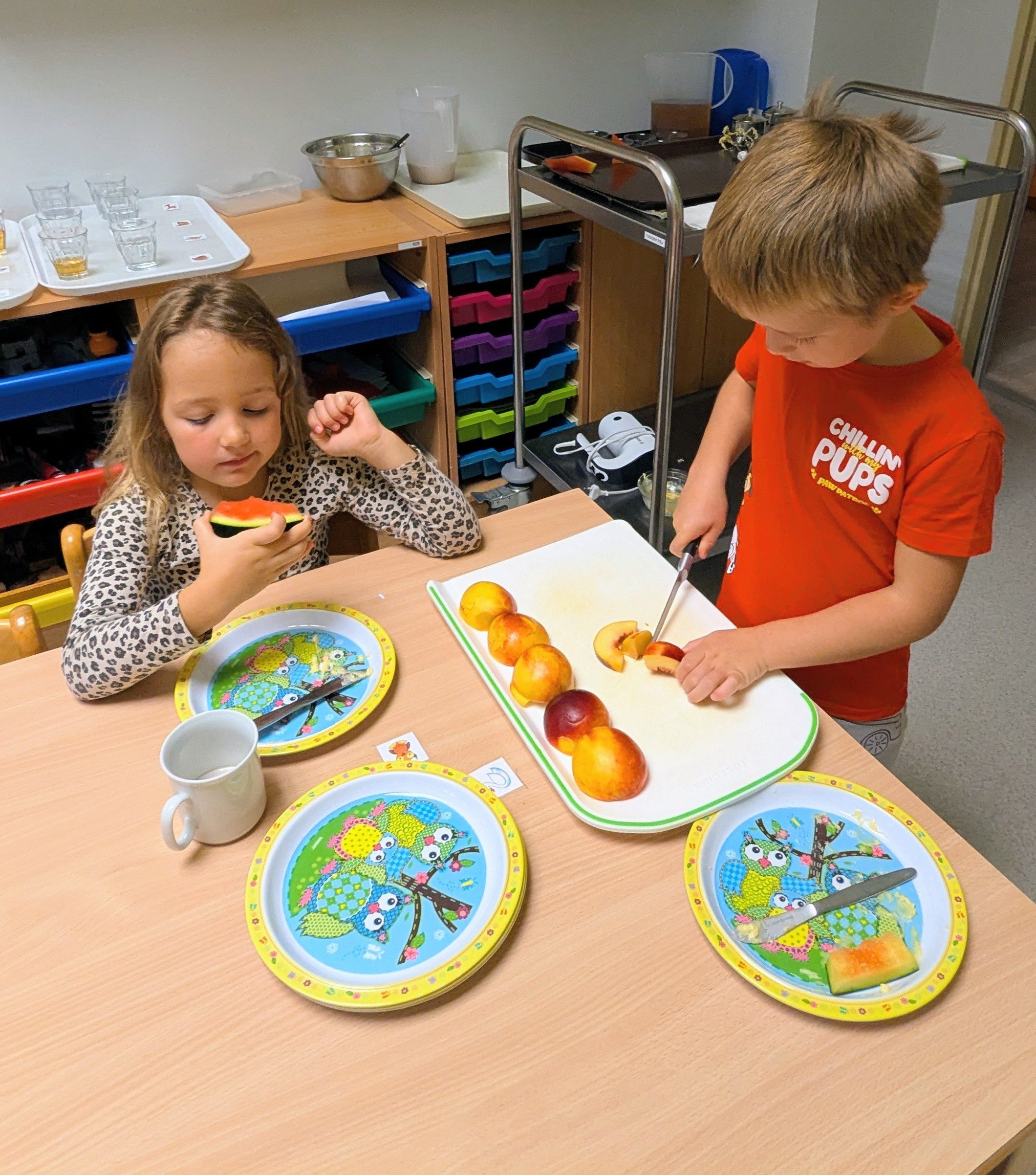 Děti se učí jak si připravit svačinu