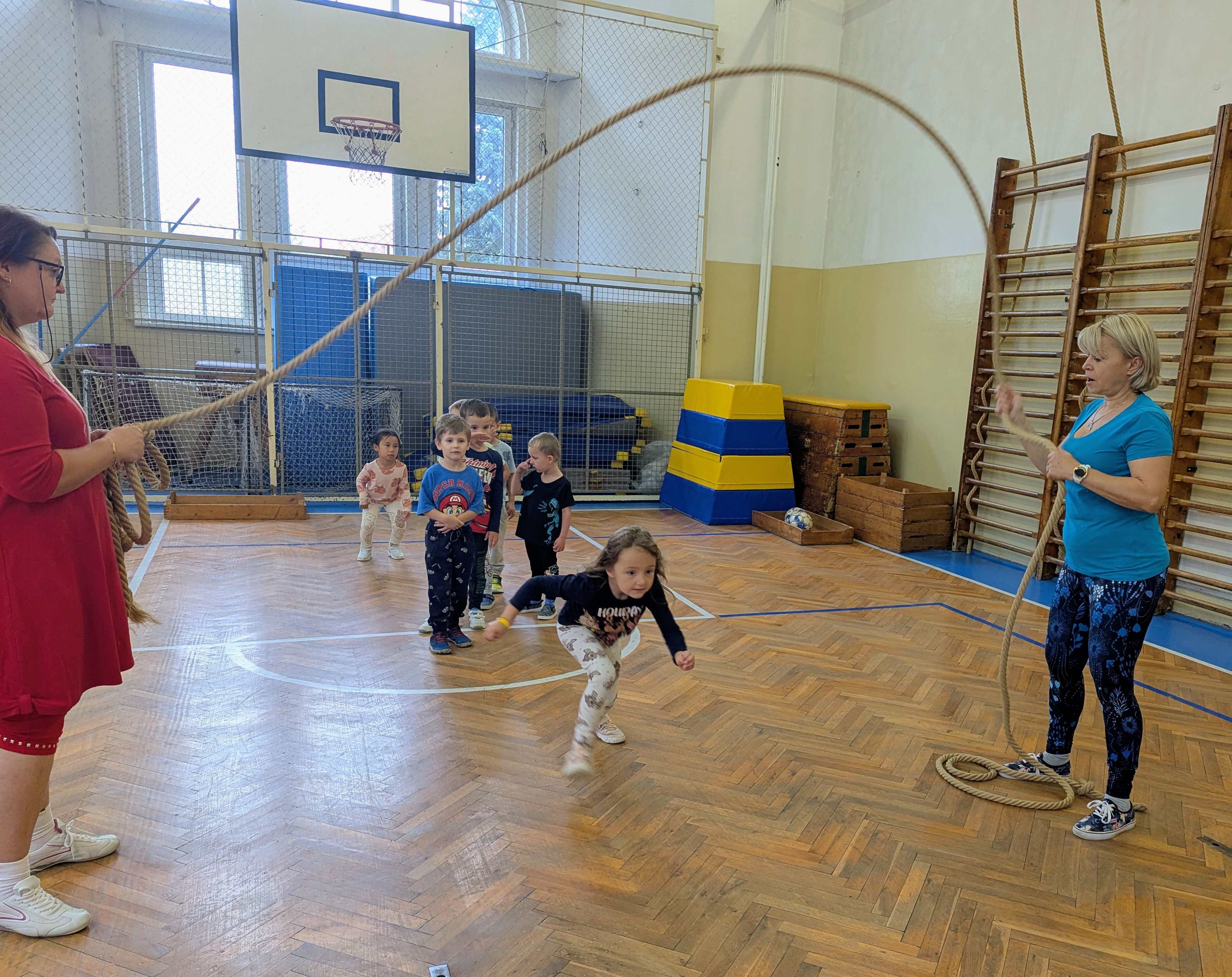 Cvičení v tělocvičně na ZŠ Máchovo nám.