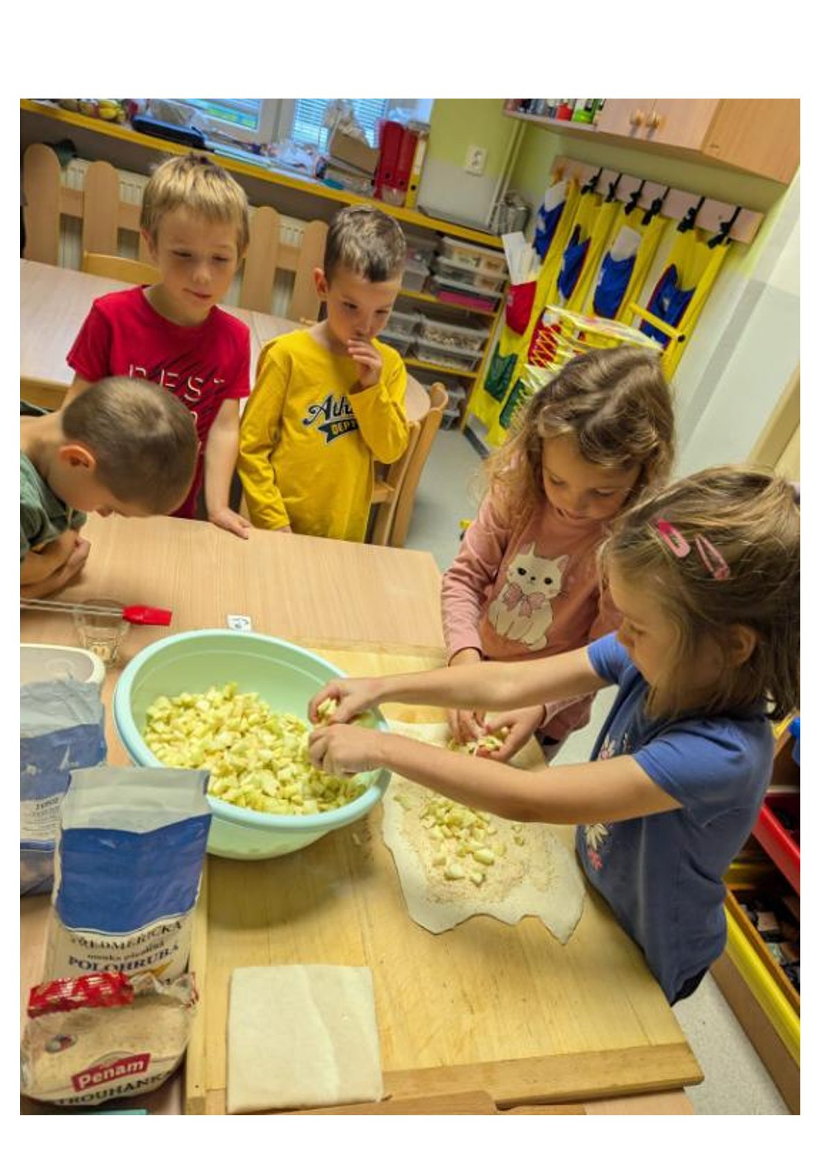 Pečení jablečného štrůdlu