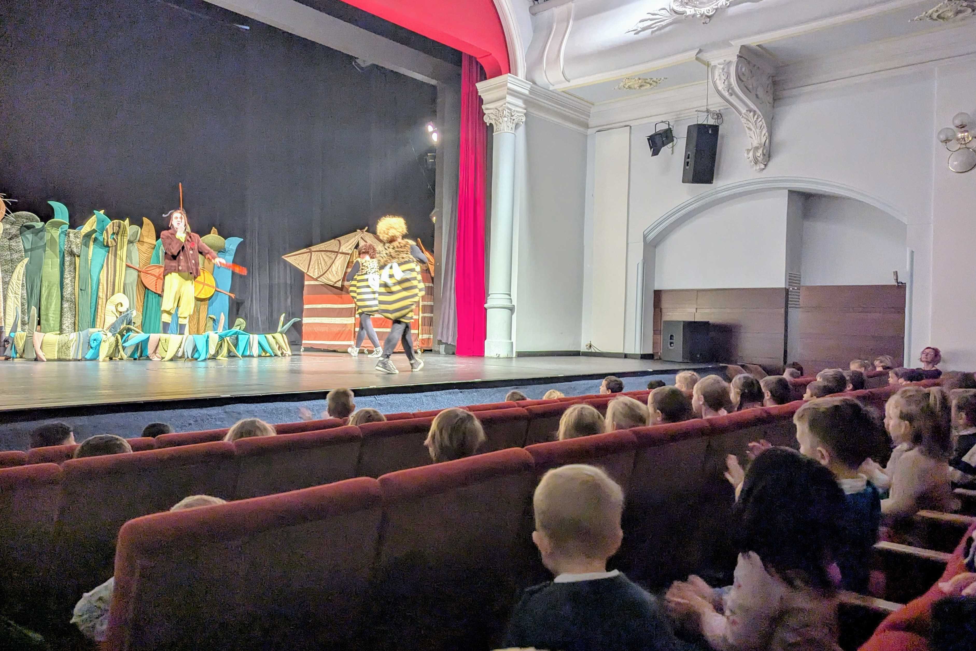 Divadlo - Včelí medvídci