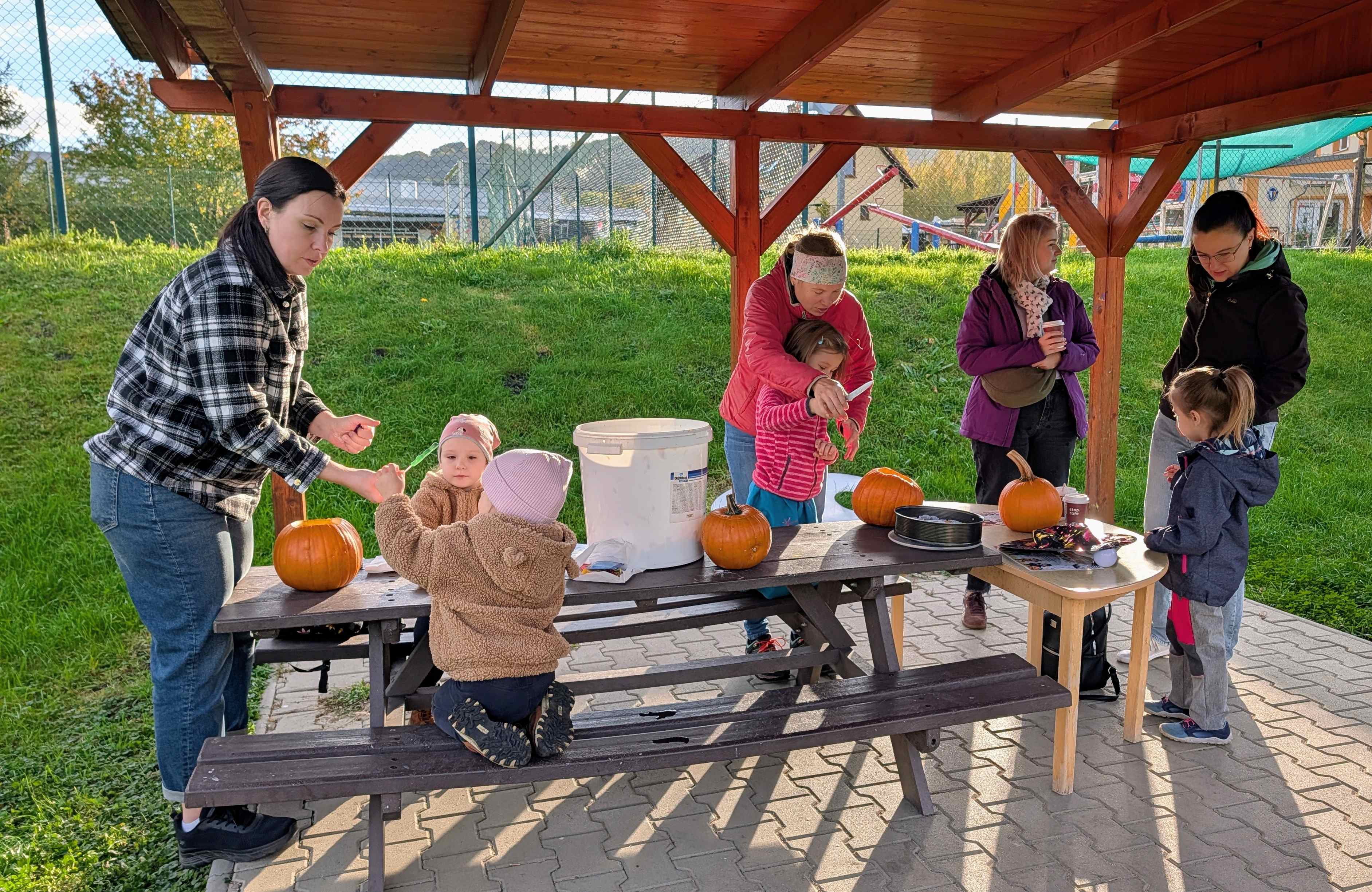 Halloweenské tvoření a společné dýňování